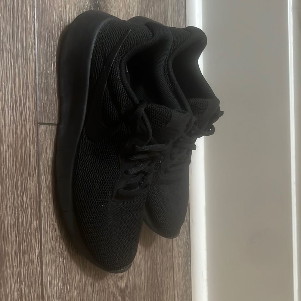 Black Nike shoes size 6